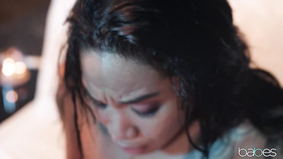 Обалденная негритоска напросилась в гости и соблазнила друга своего отца