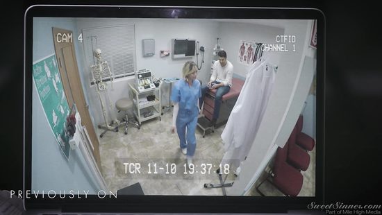 Поставила перед диваном ноутбук и пригласила трахаться знакомого мужика