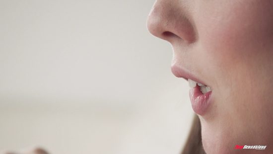 Красивая женщина с натуральными титьками с лёгкостью находит себе мужиков