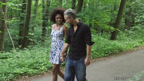 Бразильская красотка дала белому самцу в лесу и дома на лестнице