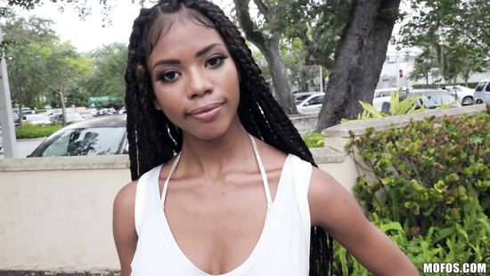 19 летняя мулатка за деньги сосёт и шпилится на улице с пикапером