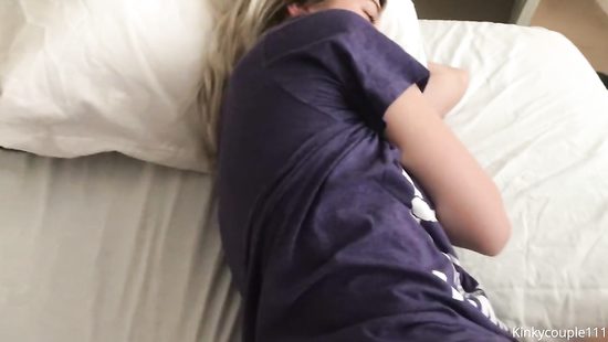 Присунул спящей тёлке и записал домашний секс с ней на камеру