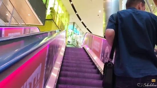 В примерочной магазина подруга делает бойфренду глубокий минет