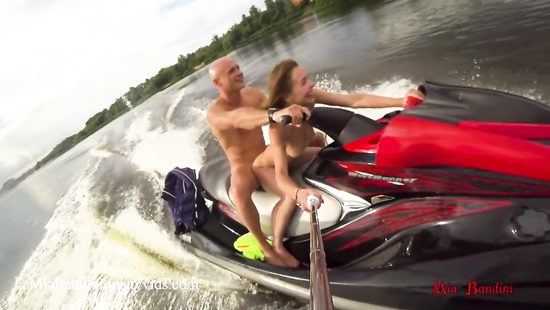 За прогулку на водном мотоцикле тёлка рассчиталась анальным сексом