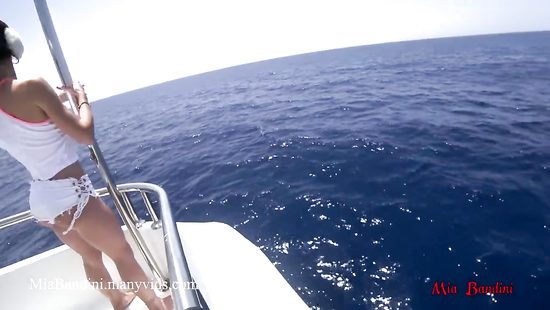 За прогулку по морю на яхте тёлка рассчиталась всеми своими дырками