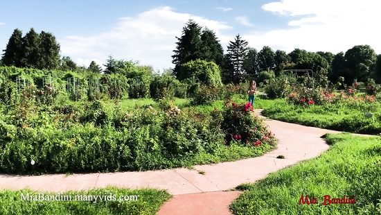 Худая спортсменка после тренировки прибежала к бойфренду на палочку
