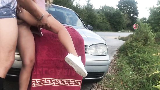 На капоте тачки пикапер на камеру отодрал похотливую блондинку