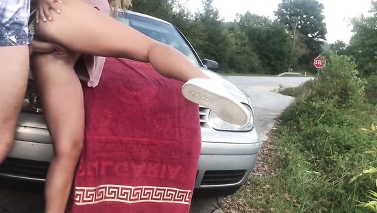 На капоте тачки пикапер на камеру отодрал похотливую блондинку