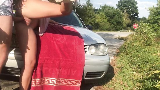 На капоте тачки пикапер на камеру отодрал похотливую блондинку