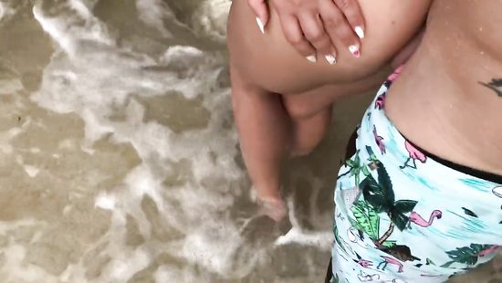 Трахнул на пляже раком стройную девчонку и обкончал ей ягодицы