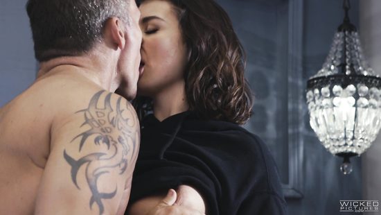 Сексапильная деваха избавила зрелого мужика от похмелья жарким сексом