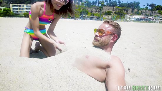 Качок огромным членом чуть не порвал киску миниатюрной девчонки