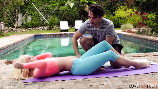 Фетиш игры у бассейна спортивной блондинки и тренера по йоге