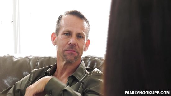 Попил пива со старым другом и развёл на секс его совершеннолетнюю дочь