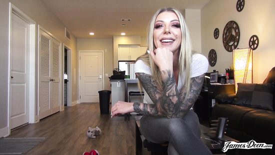 После перекура стянул с блондинки лосины и жёстко трахнул раком на камеру