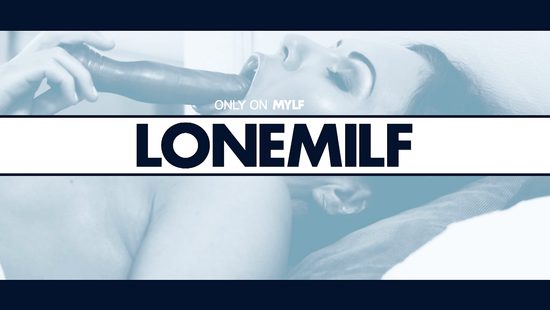 Спортивная милфа после тренировки телефоном дрочит мокрую киску