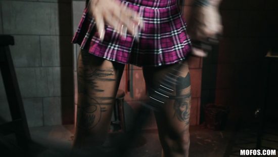 Лёгкий фистинг и жёсткий секс довёл татуированную блондинку до сквирта