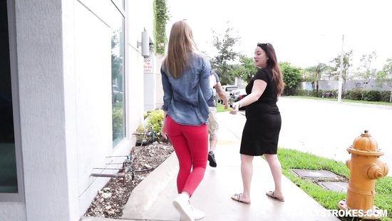 Шаловливая девка соблазнила темнокожего любовника матери