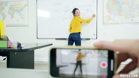 Училка в классе раздвинула ноги перед своим любимым учеником