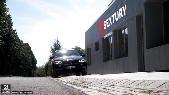 Секси латинка дрочит другу болт ступнями и даёт в сочную задницу