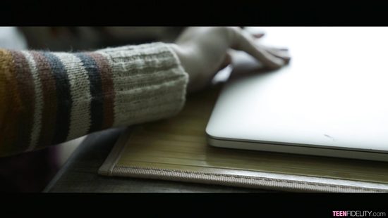 При помощи киски стройная блондинка надеется заработать на оплату колледжа