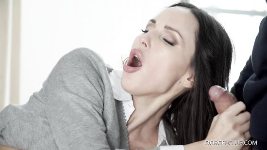 Заманила в гости двух однокурсников и устроила жаркую групповуху