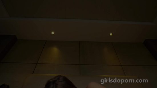 Длинноногая блондиночка стойко выдерживает жесткий трах в киску на кастинге