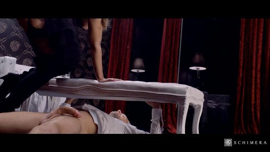 Богатый мужичок выбрал для молоденькой малярши шикарное белье и оттрахал