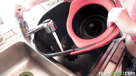 Рыжая дурёха вылизала анус соседу по квартире и дала себя трахнуть