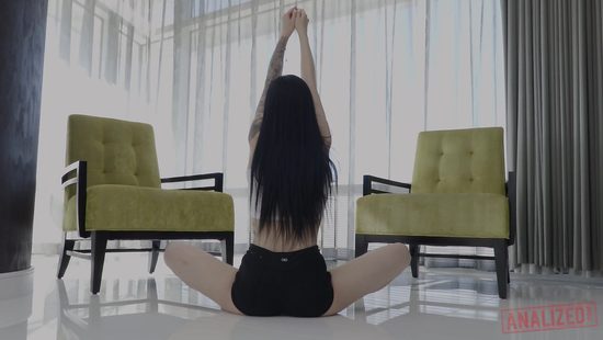 С помощью йоги растянула очко и впустила в анус болт товарища