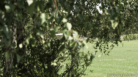 После игры в гольф бойфренд засадил в попку красивой подружке на природе