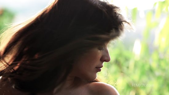 Прекрасная малышка на природе демонстрирует своё совершенное тело