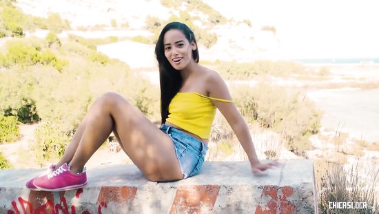 Колумбийская краля на пляже подцепила чувака и дала ему дома у бассейна