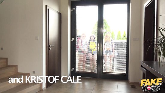 Владелец фейк отеля устроил групповуху с красивыми туристками