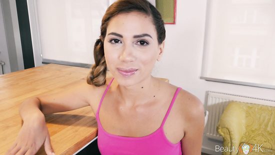 Привёл домой с улицы красивую девчонку и поимел её на кухне