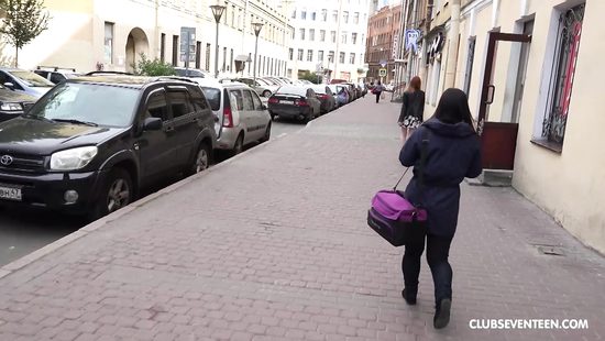 Старый извращенец встретил на улице молодую тёлку и пригласил на кастинг