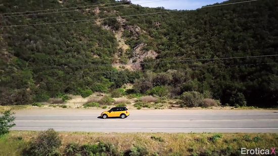 В выходной специально приехала к любовнице полизать её киску