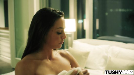 В кузове пикапа негры в два ствола поимели шикарную белую девку