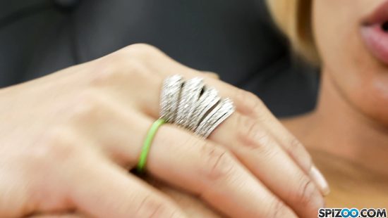 Две шикарные тёлки делают знакомому сказочный минет от первого лица