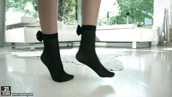 Фетишистка с натуральными сиськами подрочила болт ступнями и дала любимому