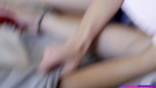 Поймала подругу с членом соседа во рту и предложила устроить групповуху