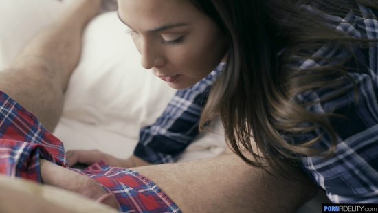 Брюнетка отблагодарила лучшего друга жарким утренним сексом