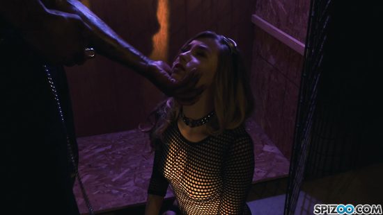 Плохую белую девку негр держит в клетке и наказывает жёстким сексом