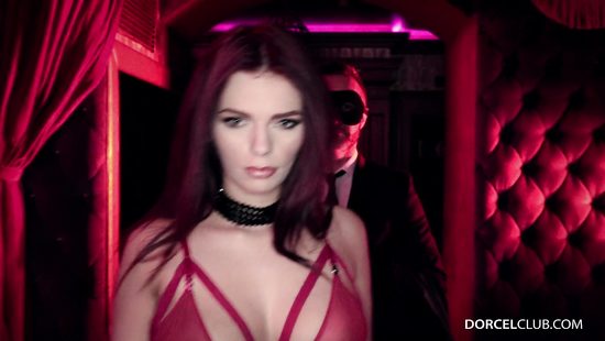 В клубе извращений незнакомец оттрахал шикарную рыжеволосую женщину