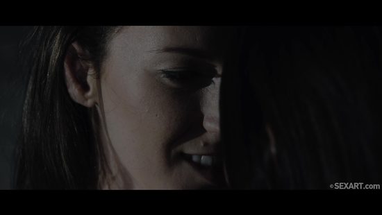 В подвале две грязные лесбиянки занялись нежным однополым сексом