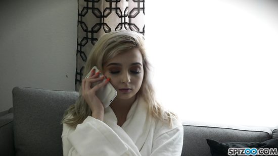 Похотливая блондинка вынудила зрелого женатого соседа её трахнуть