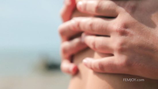 Голая стройная девчонка на берегу моря пускает мыльные пузыри