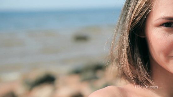 Голая стройная девчонка на берегу моря пускает мыльные пузыри