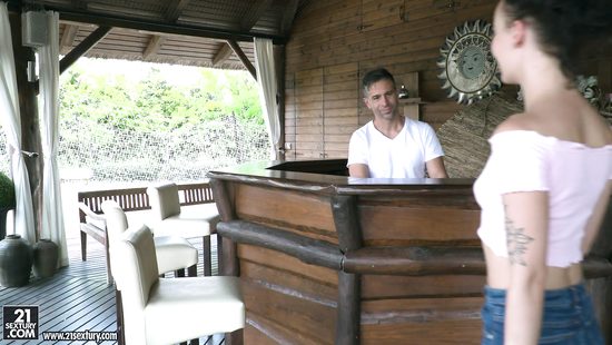 На 18 летие брюнетка получила в подарок от бармена анальный секс