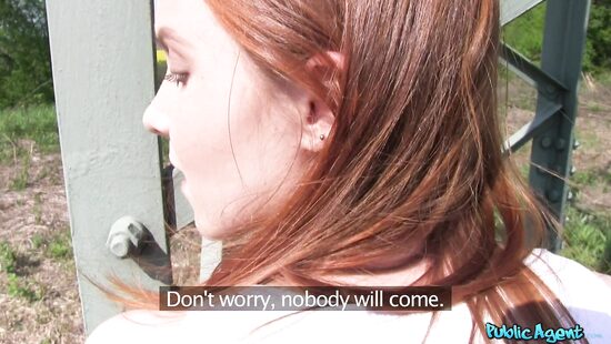 Рыжую студентку трахнули на холме